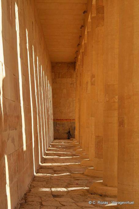 Detrás de las columnas de la terraza superior del templo de Hatshepsut - Egipto
