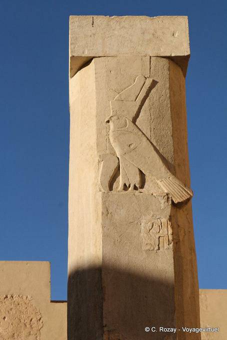 Nombre de Horus en relieve en una columna en el patio, tercero Terraza, Templo de Hatshepsut - Egipto
