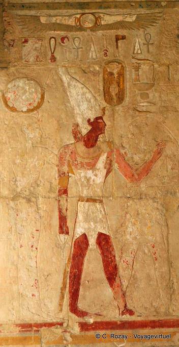 Colores antiguos, bajorrelieve de un faraón que lleva el Templo de Hatshepsut corona Hedjet - Egipto
