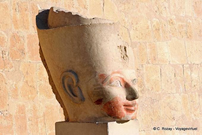 Cabeza Coloso fuera en un pedestal, Templo de Hatshepsut - Egipto