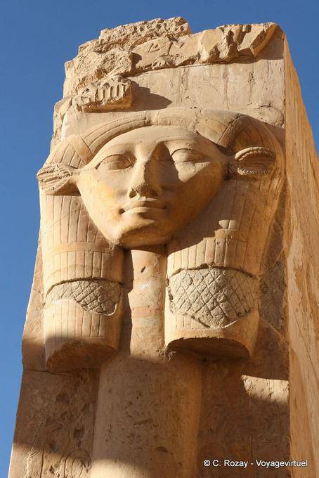 Oídos Hathor representación de vaca sobre una columna estriada, Templo de Hatshepsut - Egipto