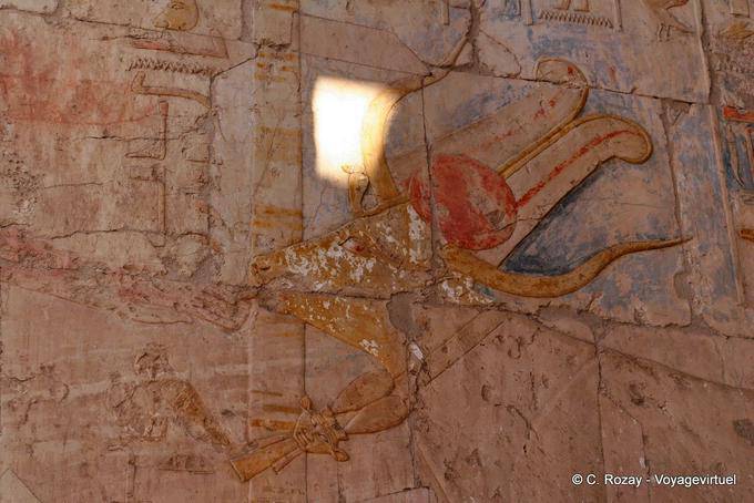 Hathor cabeza de vaca lame una mano real, el templo de Hatshepsut - Egipto