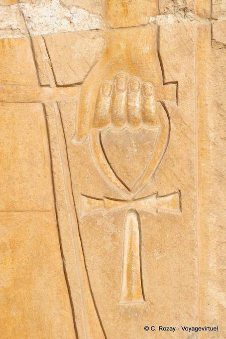 Mano que sostiene la cruz de la vida (o ankh ankh o cruz), alivio, templo de Hatshepsut - Egipto