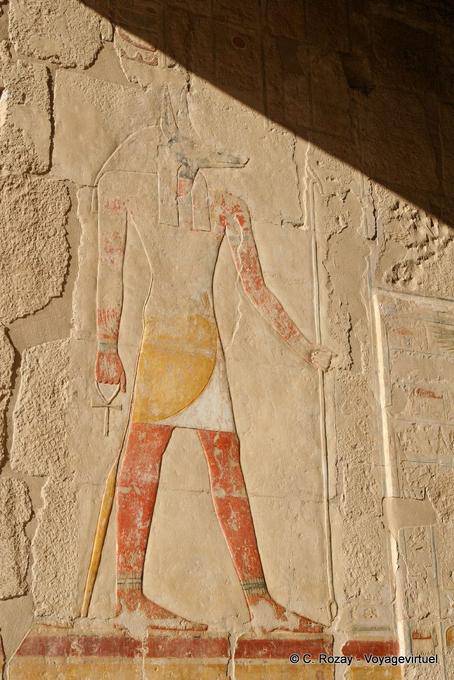 Anubis con la era cetro (izquierda) y el ankh (derecha), el Templo de Hatshepsut - Egipto