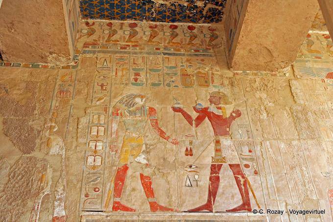 El Templo de Hatshepsut, Capilla de Anubis, que ofrece a pared policromada Horus - Egipto