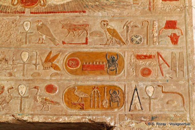 Cartuchos y símbolos jeroglíficos pintados templo de Hatshepsut - Egipto