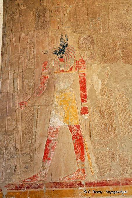 La representación del color de Anubis, el dios principal funeraria de cementerios y embalsamadores, Templo de Hatshepsut - Egipto