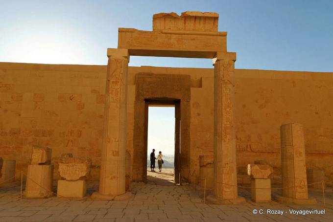 Puerta en granito rosa, llama Amon los espléndidos monumentos, vista desde el interior del patio detrás de la tercera trama, Templo de Hatshepsut - Egipto
