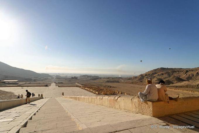 Vista de los tribunales inferiores, las escaleras y el valle desde la zona de la última terraza de Hatshepsut - Egipto