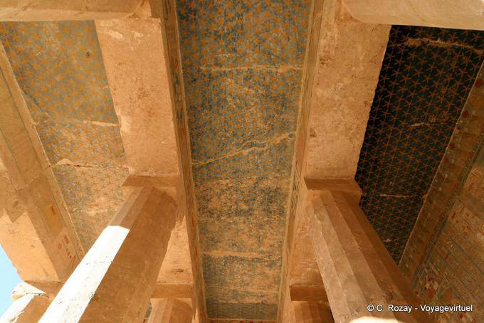 Techo estrellado de la capilla de Anubis, el Templo de Hatshepsut - Egipto