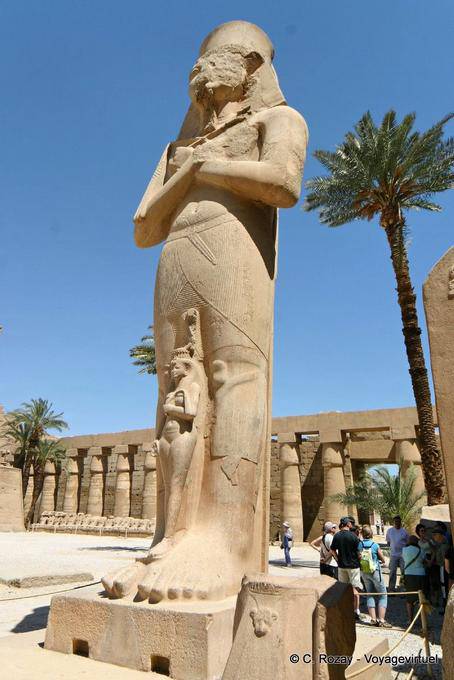 Estatua de Ramsés II usurpado por Pinedjem I, el templo de Karnak - Egipto