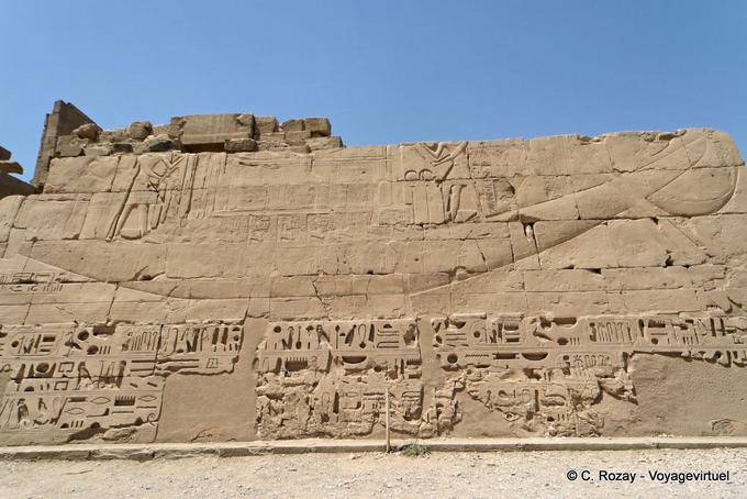Barco sagrado en bajo relieve, el templo de Karnak - Egipto