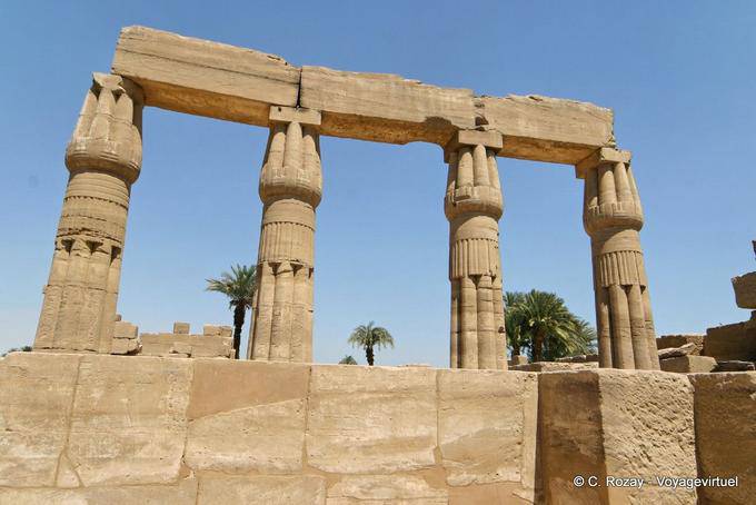 Columnas de loto cerrados, ciudad de Mut, el templo de Karnak - Egipto