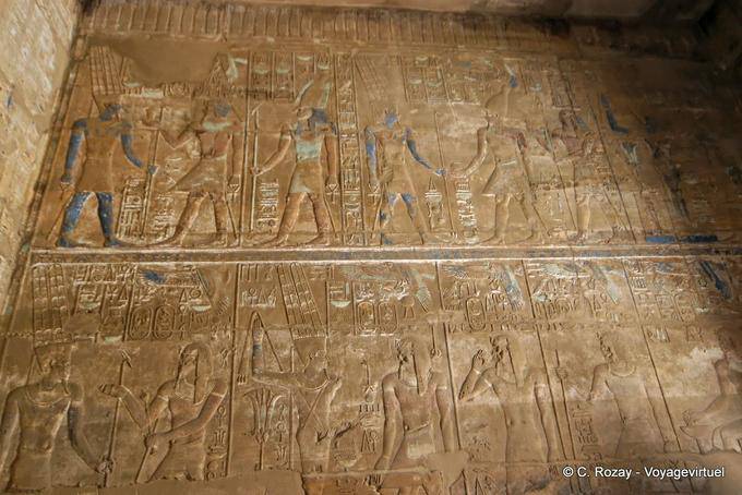, Templo Fresco de dioses y faraones con pintura sobrante Karnak - Egipto