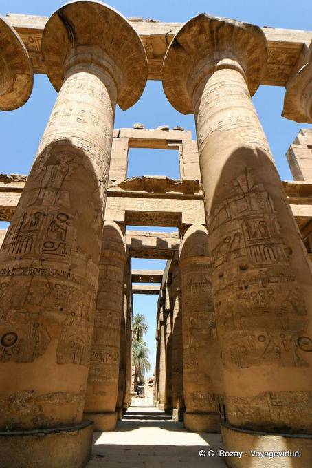 Columnas de papiro en la sala dedicada a Amón-Ra, el templo de Karnak - Egipto