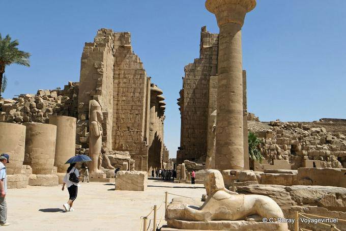 El templo de Karnak, vista desde el patio delantero de la gran sala hipóstila - Egipto