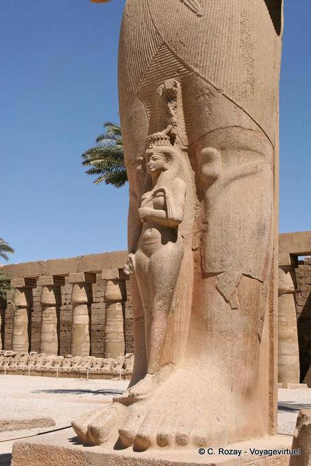 Lla princesa Bentata, colocado entre las piernas de Ramsés II (Doblar-Anat), el templo de Karnak - Egipto