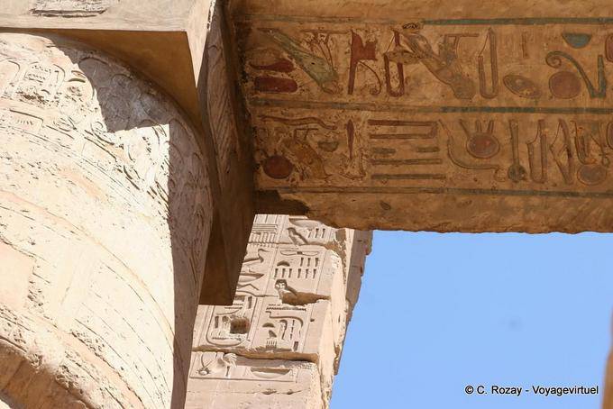 Jeroglíficos de colores sobre un dintel, el templo de Karnak - Egipto