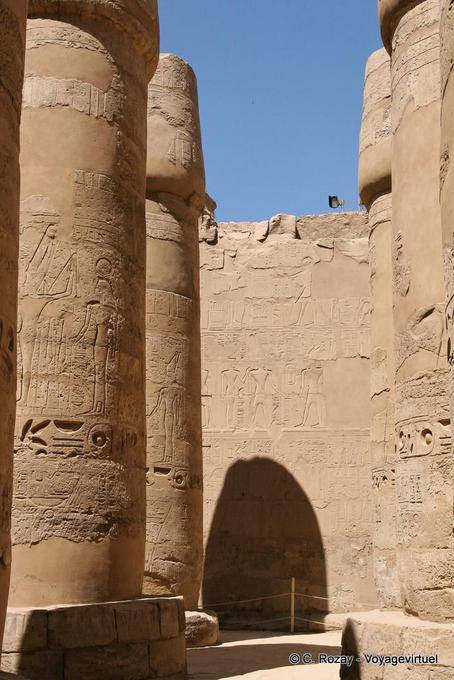 Columna sombra en la pared, el Templo de Karnak - Egipto