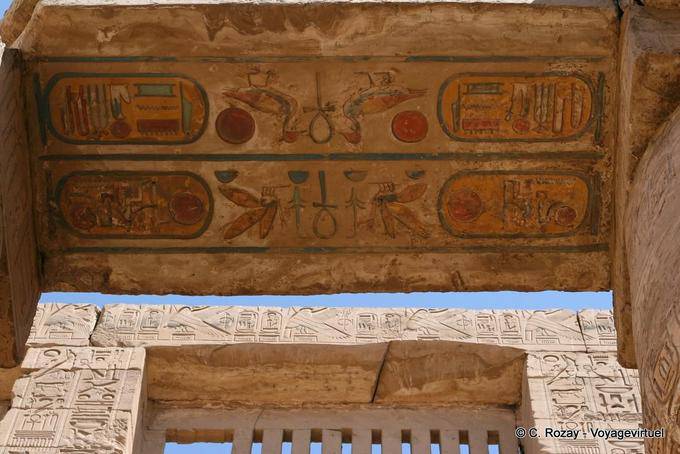 Dintel pintado y pantalla de pared, nave del gran templo de Amun, templo de Karnak - Egipto