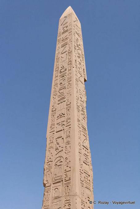 Concéntrese en el obelisco de Tutmosis I, el templo de Karnak - Egipto