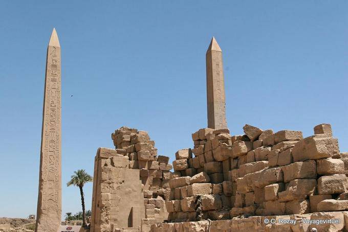 Obeliscos de Hatshepsut y Tutmosis patio entre el tercer y cuarto pilón, el templo de Karnak - Egipto