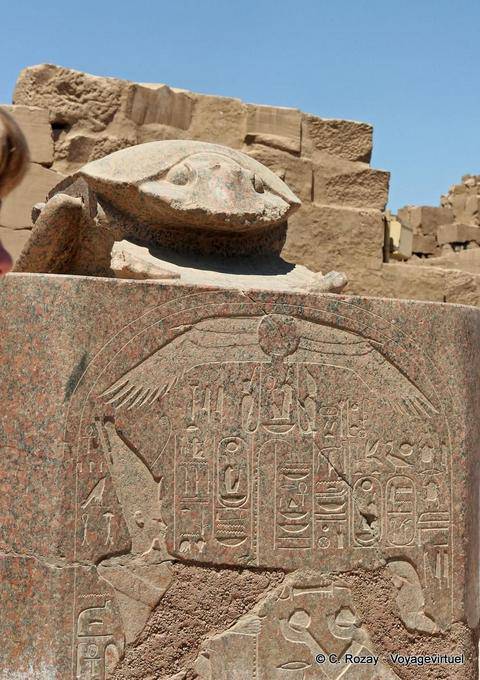 Escarabajo de granito rosa por el faraón Amenhotep III, cerca del lago sagrado del templo de Karnak - Egipto