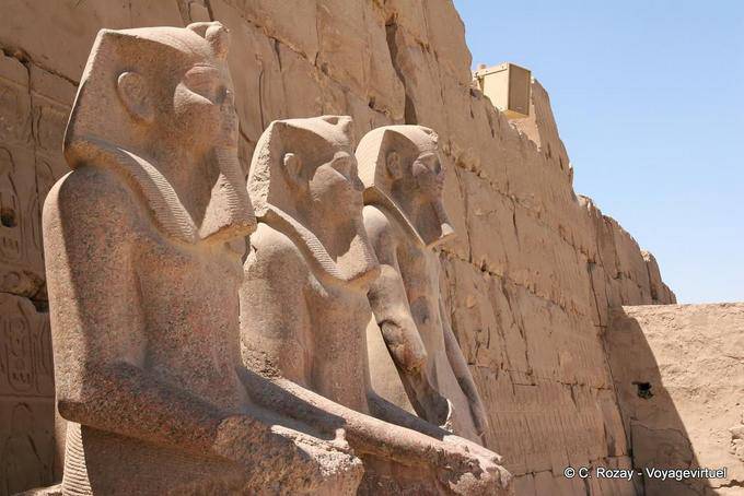 El grupo de tres estatuas, séptimo pilón, el templo de Karnak - Egipto