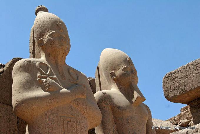 Dos de los cuatro colosos de granito rosa que enmarcan la puerta del séptimo pilón, el templo de Karnak - Egipto