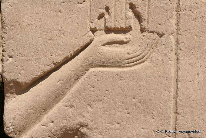 Mano que sostiene un fragmento alivio ofrenda, el templo de Karnak - Egipto