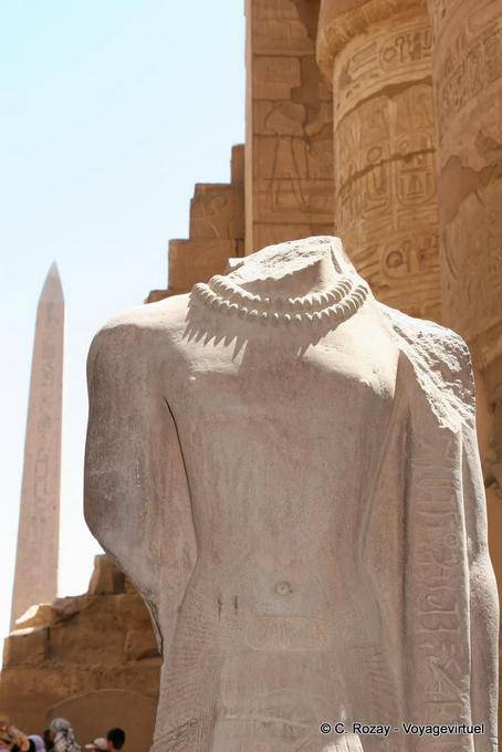 Estatua sin cabeza llevaba un collar, el templo de Karnak - Egipto