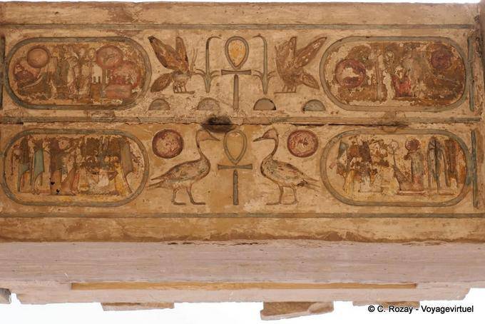 Otro dintel del templo colorido simbólico de Karnak - Egipto