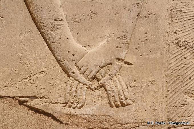 Elegancia del arte egipcio, las manos se encuentran, Karnak - Egipto