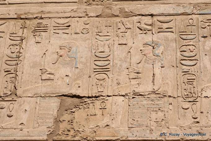 Marcas de color en sáb sosteniendo los faraones era cetro, emblema del nomo de Tebas, Karnak - Egipto