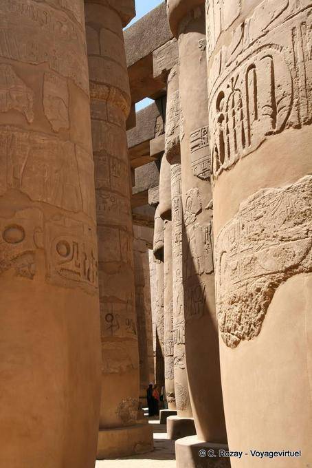 Entre las columnas de la sala hipóstila del recinto de Amón-Ra, Karnak - Egipto