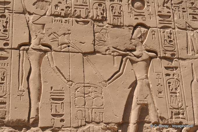 El alivio de la ofrenda al dios del rey, rodeado de cartuchos con jeroglíficos, Karnak - Egipto