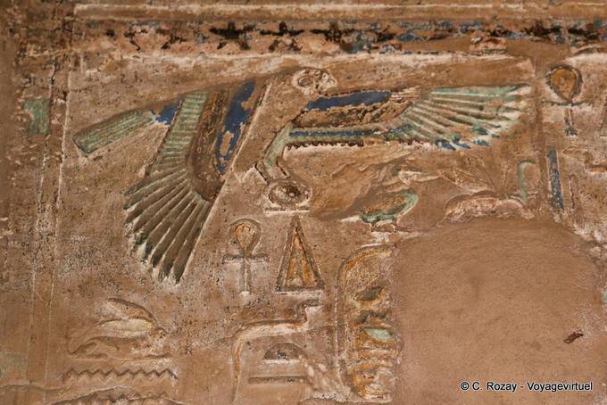 Horus volando colores en el cielo nocturno, Akh-menú, el templo de Karnak - Egipto