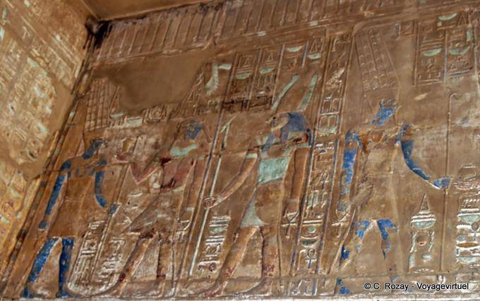 Policromada habitación decorada Akh-menú, el templo de Karnak - Egipto