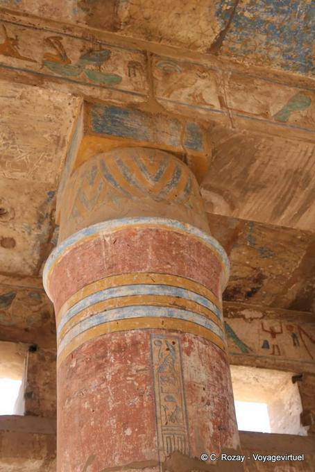 Akh-menú, una columna decorada en el pasillo, el templo de Karnak - Egipto