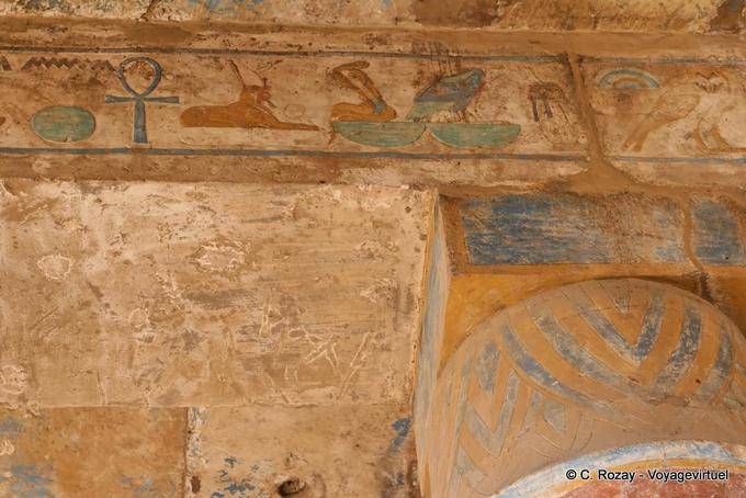 Decoración en la parte superior de la columna y dintel, colores vez Akh-MENOU, Karnak - Egipto