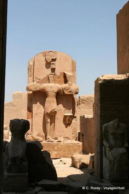 Estatua de la Tríada: Amón, Mut y Khonsu, el templo de Karnak - Egipto