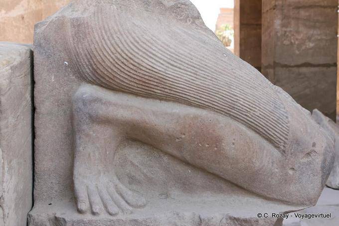 Finesse de una escultura truncado, Enéada, el templo de Karnak - Egipto