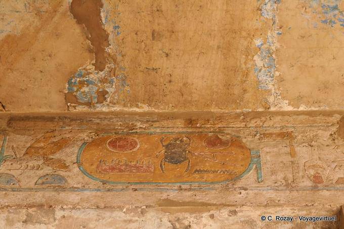 Cartucho con el escarabajo, imagen terrenal de Ra, (Kheprer en egipcio), el templo de Karnak - Egipto