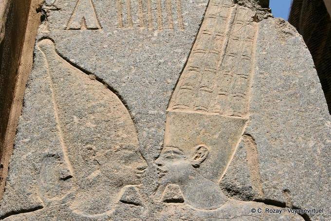 Centrarse en las caras de Amón y Mut, la pareja señor de Karnak - Egipto