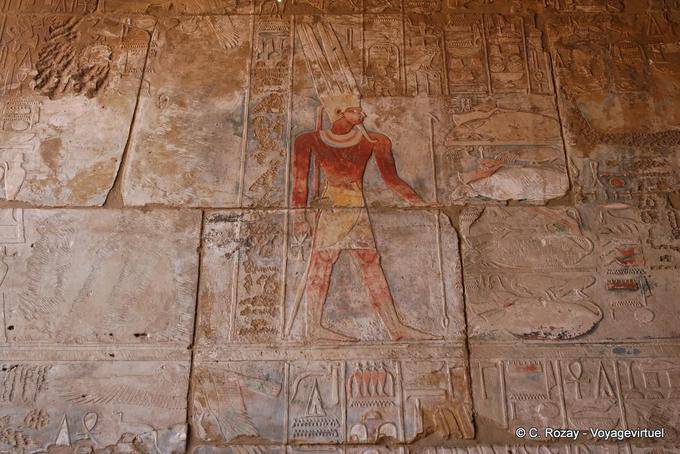 Capilla de Hatshepsut, el alivio del color, el templo de Karnak - Egipto