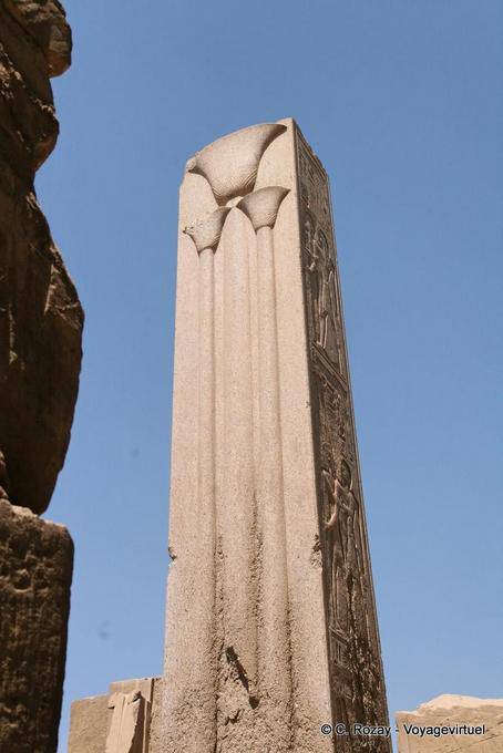 Columna heráldico Tutmosis III - Está decorado con lirios del Sur, Karnak - Egipto