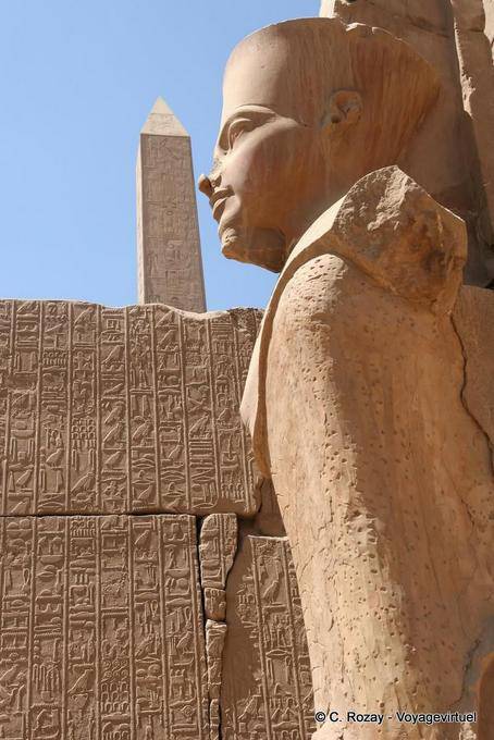 Cruzando perspectivas, Amon, jeroglíficos y parte superior de obelisco, Templo de Karnak - Egipto