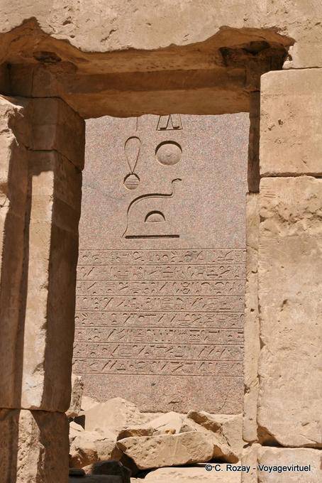 Los signos y jeroglíficos estela del templo de Karnak - Egipto