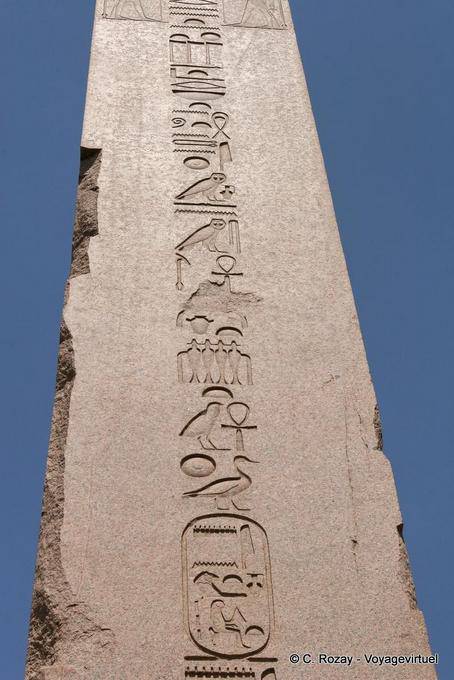 La escritura jeroglífica en templo Obelisco Karnak - Egipto