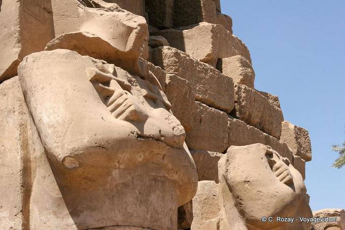 Estatuas con los brazos cruzados que sostienen dos cruces de la vida (Ankh o ankh), un signo de la afiliación divina, Karnak - Egipto